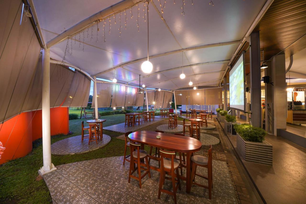 HARRIS Hotel Sentul City Bogor Exterior foto